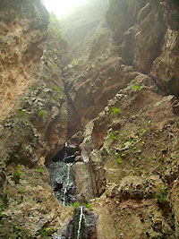 Op het eind van de kloof wordt men beloond met een kleine waterval. Foto Guido Clicque 2008.