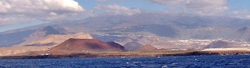 Het vulkanische natuurpark La Rasca vanop zee gezien. (Foto Frank Catry)