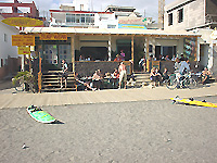 Het surferscaf op het einde van de zuidelijke wandelpromenade.